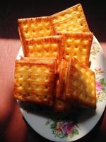 snack cracker ripieni di manioca fermentata fatti dalla madre, per colazione. foto