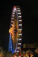 ruota panoramica nel mercatino di natale di neptunbrunnen a berlino, germania foto