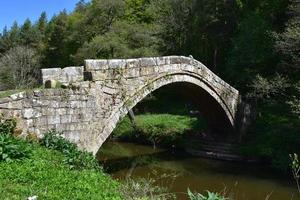 storico pietra del mendicante ponte sentiero nel Glaisdale Inghilterra foto