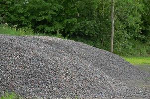 ghiaia cosparsa sulla montagna, preparazione per la costruzione foto