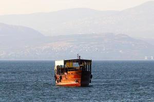 tiberiade israele 8 maggio 2020. il lago kinneret è un lago d'acqua dolce nell'israele nord-orientale. foto