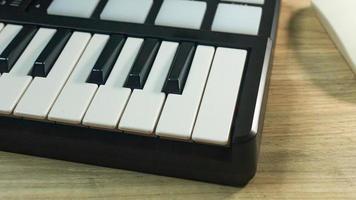 dispositivo di sintetizzatori di suoni controller midi per produttore di musica edm. foto