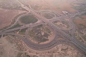 riprese dall'alto e veduta aerea delle autostrade pakistani m2 allo svincolo di kala shah kaku per gt road lahore, il villaggio industriale del punjab foto
