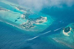 bellissimo fuco aereo Visualizza di Maldive. alto aereo paesaggio, Barche passaggio di, corallo scogliera con oceano laguna foto