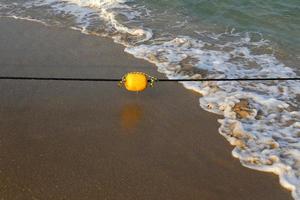 una corda con galleggianti per assicurare una zona sicura di balneazione sulla spiaggia. foto