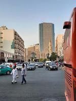 jeddah, Arabia arabia, sep 2022 - nel il sera, Là siamo grande numeri di persone e veicoli su il strade di baldo, jeddah. baldo è il principale commerciale centro di jeddah, Arabia arabia. foto