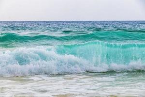 naiton spiaggia baia turchese chiaro acqua e onde Phuket Tailandia. foto