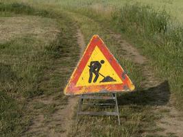 strada Lavorando cartello su nazione strada foto