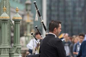 Londra, Inghilterra - luglio 15 2017 - uomo giocando cornamusa su Londra ponte foto