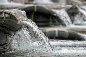 fresco acqua Fontana dettaglio vicino su Visualizza foto