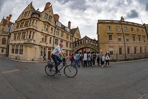 Oxford, Inghilterra - luglio 15 2017 - turisti nel Università cittadina uno di maggior parte visitato nel il mondo foto