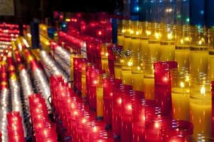 Chiesa rosso giallo e bianca votivo candele montjuic Barcellona foto