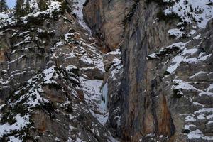 ghiaccio su il roccia su fanes montagna dolomiti nel inverno panorama foto