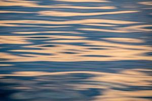 tramonto su oceano blu e oro naturale morbido sfondo foto