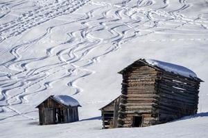 dolomiti neve panorama di legno capanna val badia armamento foto