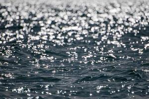 mare oceano grande onde dettaglio sole luccichio foto