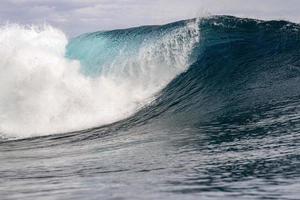 Surf onda tubo dettaglio nel Pacifico oceano francese polinesia tahiti foto