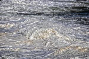 schiuma di costiero mare tempesta tempesta grande onda foto