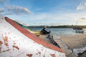 nave relitto su il spiaggia foto