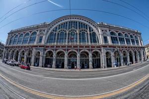 Torino, Italia - giugno 17 2017 - turista nel Porta nuova ferrovia stazione foto