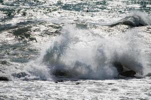 mare tempesta tempesta su il costa foto