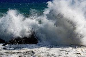 tsunami tropicale uragano su il mare foto