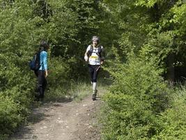 cantalupo ligure, Italia - Maggio 15 2021 - pietra porta porte di pietra prova in esecuzione maratona foto