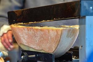 tradizionale raclette svizzero e francese formaggio foto