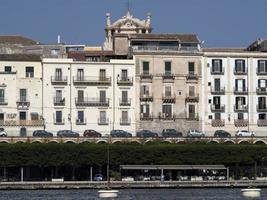 ortigia paesaggio urbano panorama a partire dal il mare foto