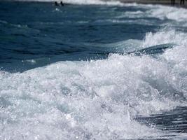 mare onda su il riva foto