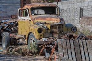 vecchio abbandonato arrugginito camion foto