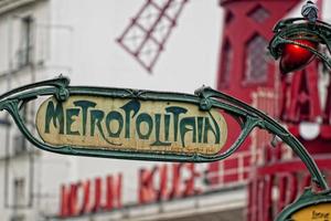 Parigi la metropolitana metropoli cartello vicino moulin rossetto foto