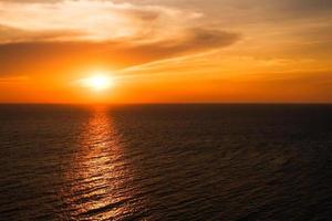 bellissimo tramonto al di sopra di mare con colorato cielo sfondo foto