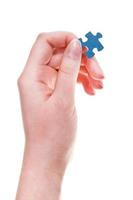femmina mano mantiene sega puzzle pezzo foto