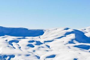 sciare brani su snow-capped montagne nel Alpi foto