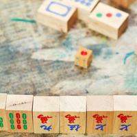 mahjong legna piastrelle vicino su e giocando campo foto