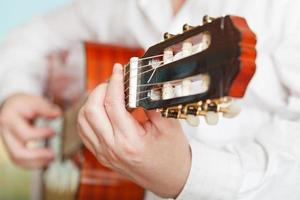 uomo giochi su primo acustico chitarra foto