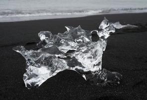 blocchi di glaciale ghiaccio lavato a terra a diamante spiaggia, Islanda foto