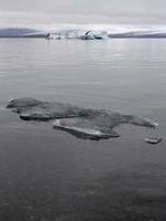 jokulsarlon ghiacciaio laguna nel Islanda con iceberg e chiaro acqua foto