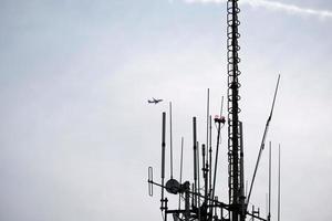 telecomunicazione antenna contro il sera cielo foto