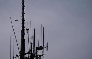 telecomunicazione antenna contro il sera cielo foto