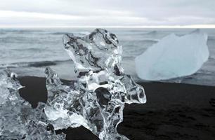 blocchi di glaciale ghiaccio lavato a terra a diamante spiaggia, Islanda foto