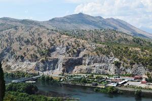 Visualizza di il dintorni di il città di shkoder nel Albania e il buna fiume a partire dal il altezza di il rosafa fortezza foto