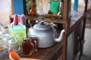 Due bicchieri di dolce tè su un' di legno tavolo foto