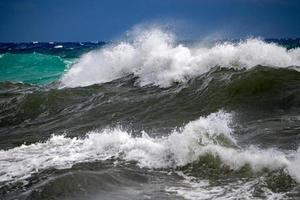 mare tempesta tempesta su il costa foto