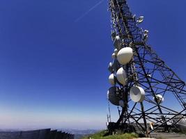 cellulare comunicazione antenna Torre su blu sfondo foto