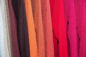 diverso colori seta tessuto Abiti giacca dettaglio foto