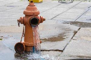 strada arancia idrante diffusione acqua su il strada foto