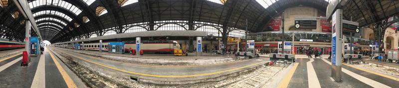 Milano, Italia - aprile 9 2018 - Milano centrale ferrovia stazione affollato di i viaggiatori foto