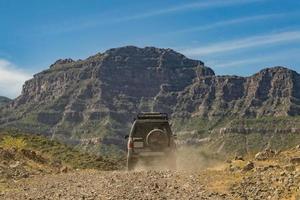 auto nel baja California paesaggio panorama deserto strada con cortez mare su sfondo foto